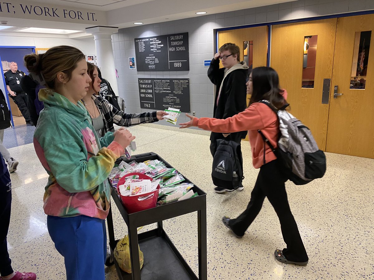 _FalconSTARs's tweet photo. National Drug and Alcohol Facts Week - our club members gave out candy and flyers with information regarding the dangers of using drugs! #SayNoToDrugs #YourSalisbury https://t.co/qbMRMvgVxT