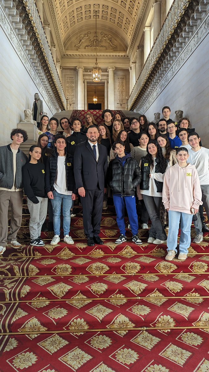 FitoussiLauren5's tweet photo. Merci @iacovellixavier, Sénateur des Hauts de Seine, pour avoir fait visiter le #Senat aux élèves de 2sd de l'école #maimonide !
En ces temps où la démocratie est remise en cause par certains, une dose de culture civique s'imposait dans la bonne humeur !
Merci @DNiko 🙏🙏 https://t.co/QYzYvwnYu6