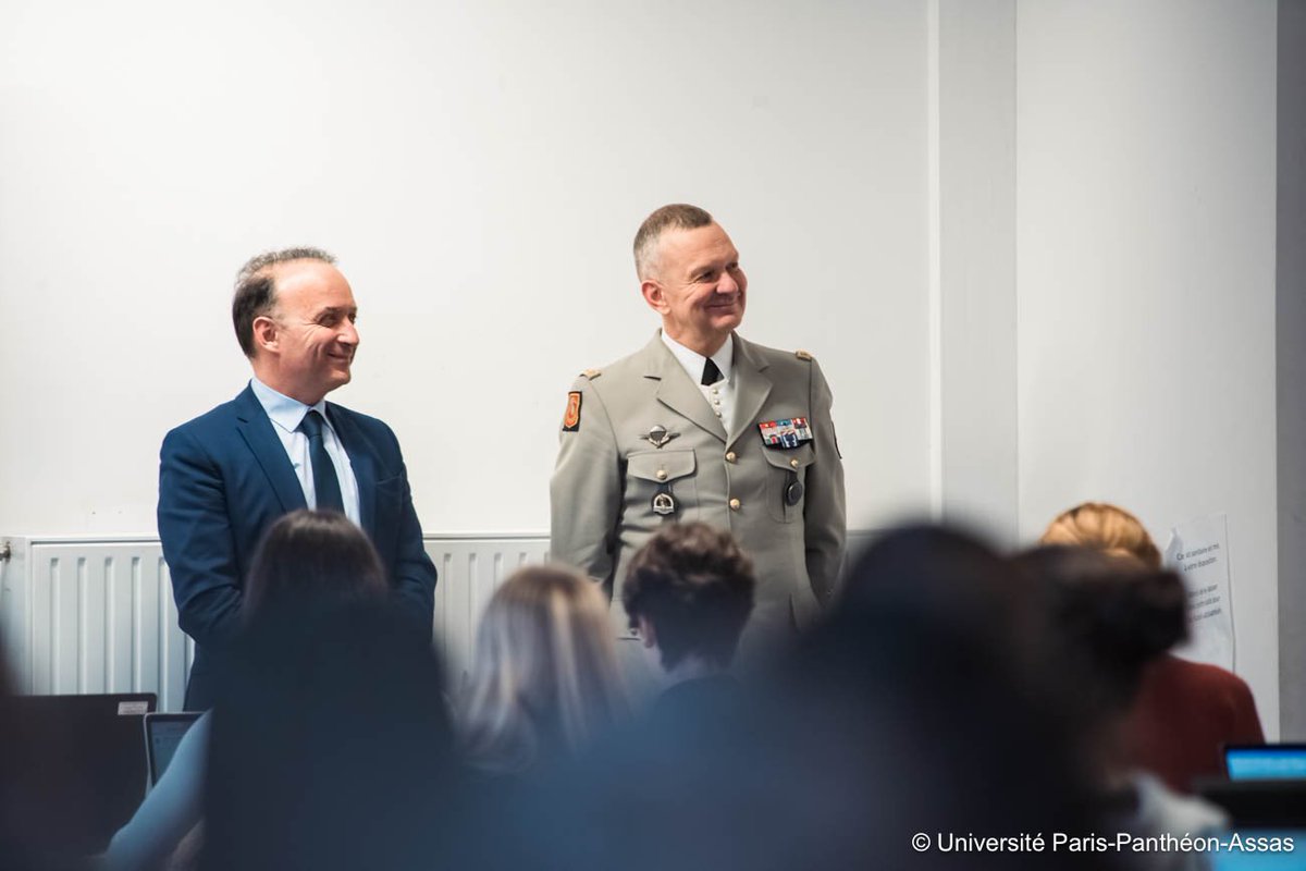 sbraconnier's tweet photo. Merci au Général Durieux d’avoir accepté l’invitation du @CddEddAssas et d’avoir éclairé les étudiants sur la guerre en Ukraine. @AssasUniversite au cœur des grands enjeux du Monde contemporain.  @CddAssas @ecoledeguerre @IRSEM1 @IHEDN https://t.co/1RJ9aNF1iT