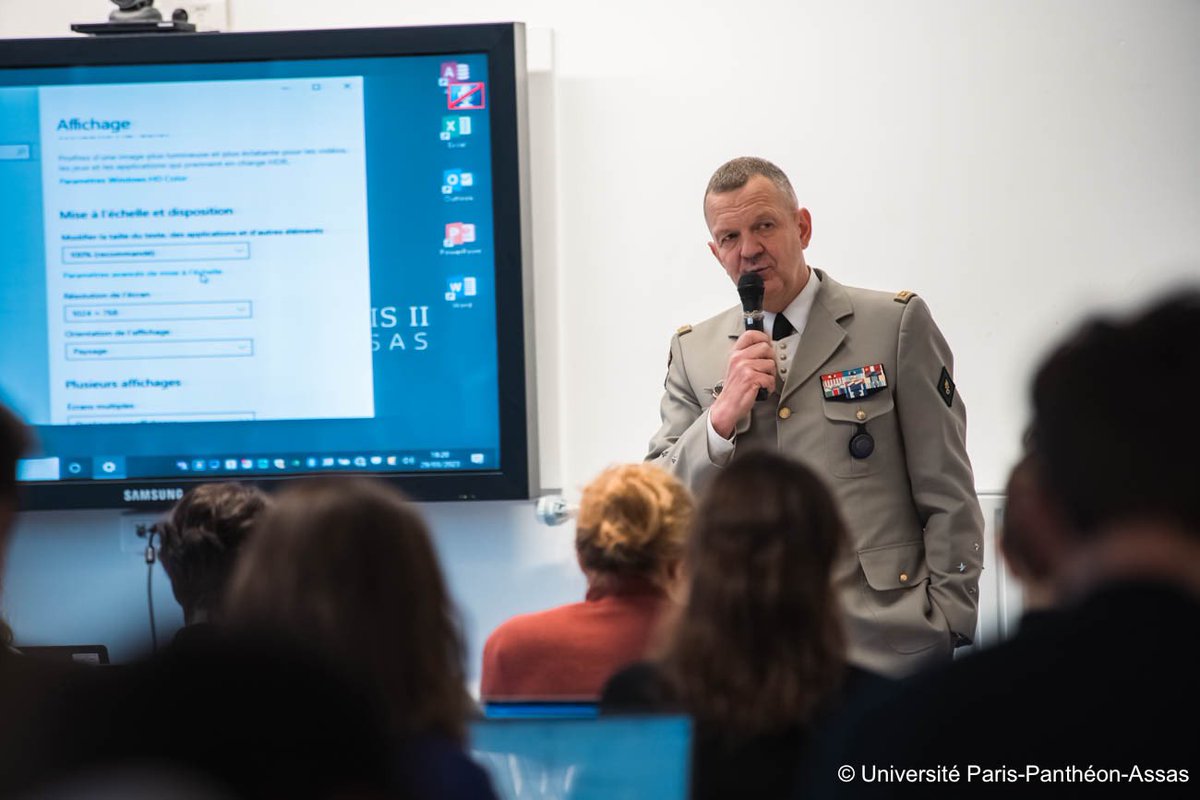 sbraconnier's tweet photo. Merci au Général Durieux d’avoir accepté l’invitation du @CddEddAssas et d’avoir éclairé les étudiants sur la guerre en Ukraine. @AssasUniversite au cœur des grands enjeux du Monde contemporain.  @CddAssas @ecoledeguerre @IRSEM1 @IHEDN https://t.co/1RJ9aNF1iT