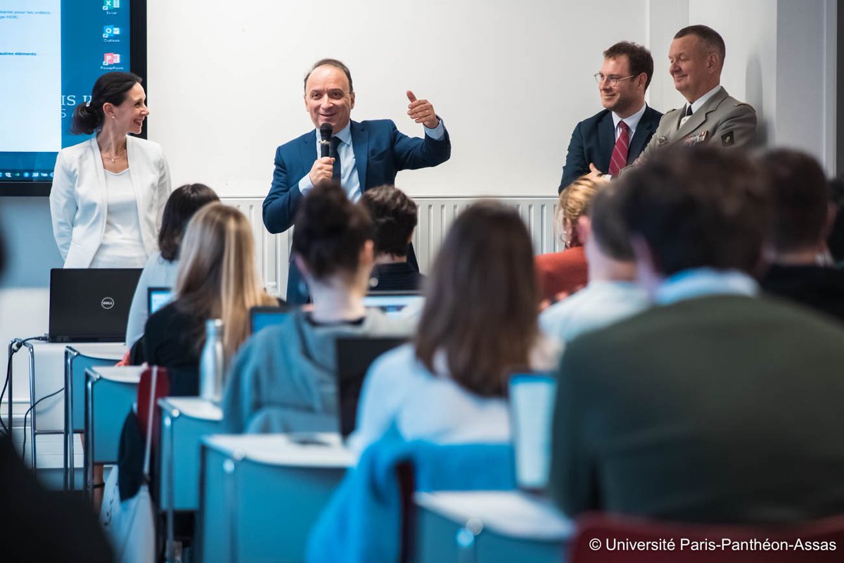 sbraconnier's tweet photo. Merci au Général Durieux d’avoir accepté l’invitation du @CddEddAssas et d’avoir éclairé les étudiants sur la guerre en Ukraine. @AssasUniversite au cœur des grands enjeux du Monde contemporain.  @CddAssas @ecoledeguerre @IRSEM1 @IHEDN https://t.co/1RJ9aNF1iT
