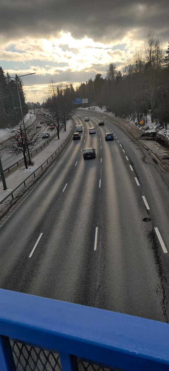 jarkkolainio's tweet photo. @hsfi Eilen otettu kuva Kehä 1:ltä, hyvin on urat rouhittu yhdessä talvessa. Ja syntynyttä pölyä hengitämme. Lisäksi karkea päällyste kuluttaa kesärenkaat nopeasti > iso määrä mikrokumia ympäristöön. Ja se rengasmelu.. https://t.co/8HttnsTnOY