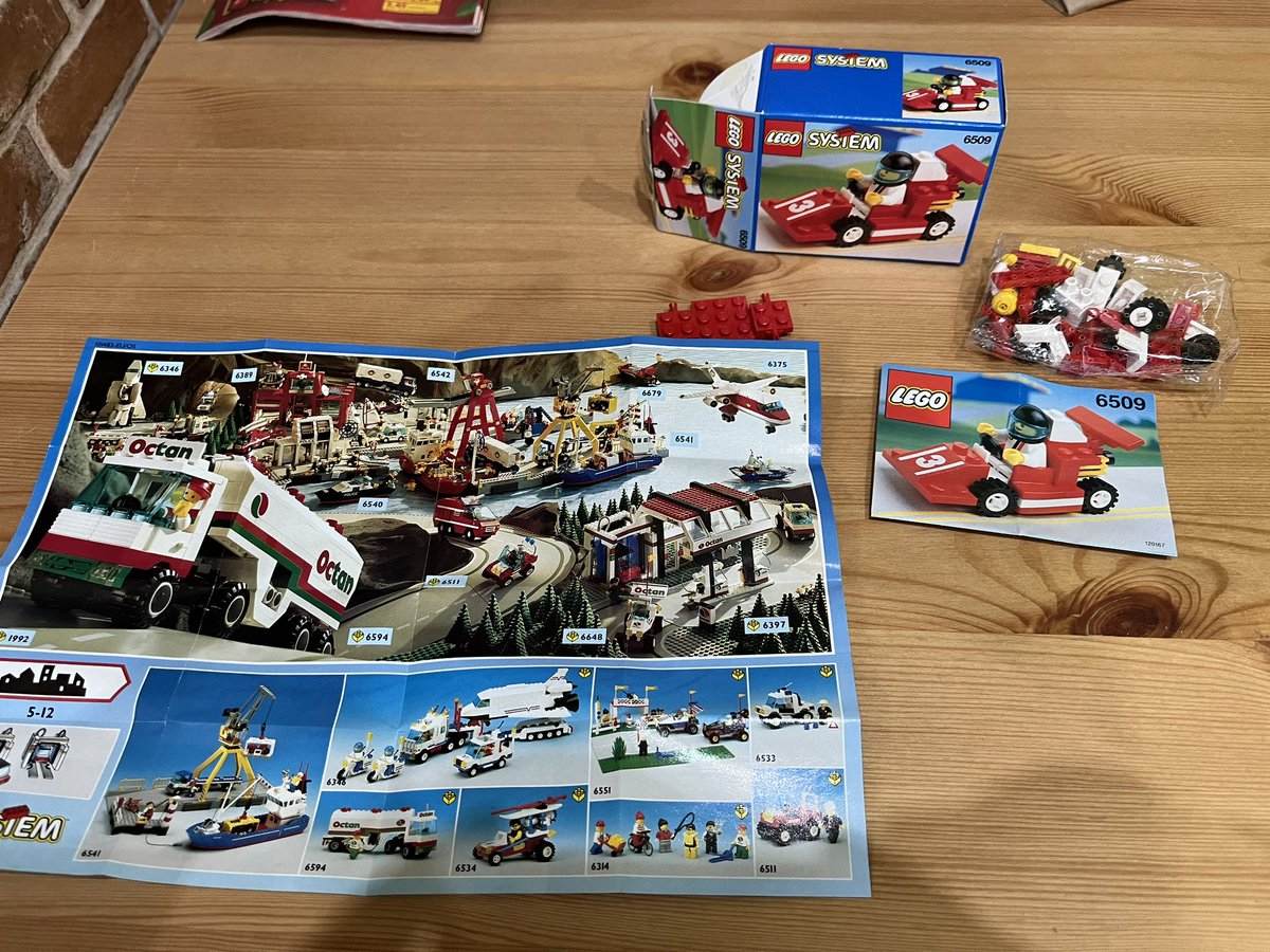 kociu91's tweet photo. No i cyk otwieram pierwszy raz od 32 lat zestaw @LEGO_Group #set6509 #LegoSystem!🏎️
I udało się! Tym razem jest plakat, zobaczcie jaki cudny!
Czy @karo_yard @r0br3t @robsoniqe @mobzillatv @Basiowe_kotki @JohnManham @misia_domi szanują?😎
#LEGO #AFOL #LEGOMANIAC https://t.co/n4xMQqz4O5