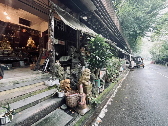 シンガポールの骨董品屋に呪物を探しに行く男 