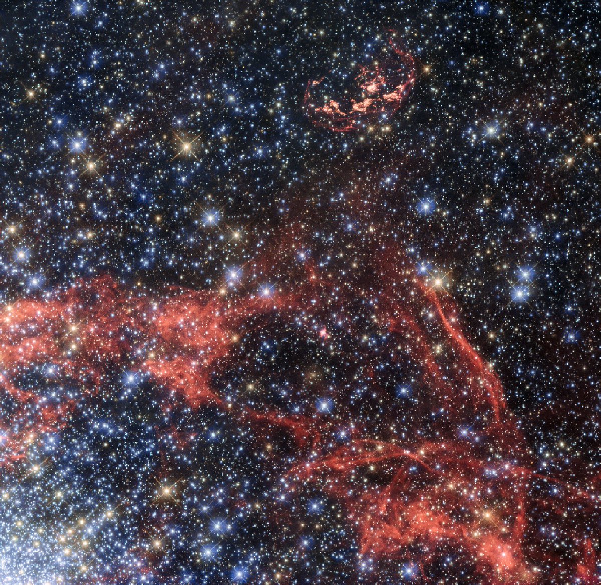 HubbleArchives's tweet photo. On this day (Mar 30) in 2017, this #Hubble photo was released:

Wispy Remains of Supernova Explosion Hide Possible Survivor https://t.co/T60d49DW6d