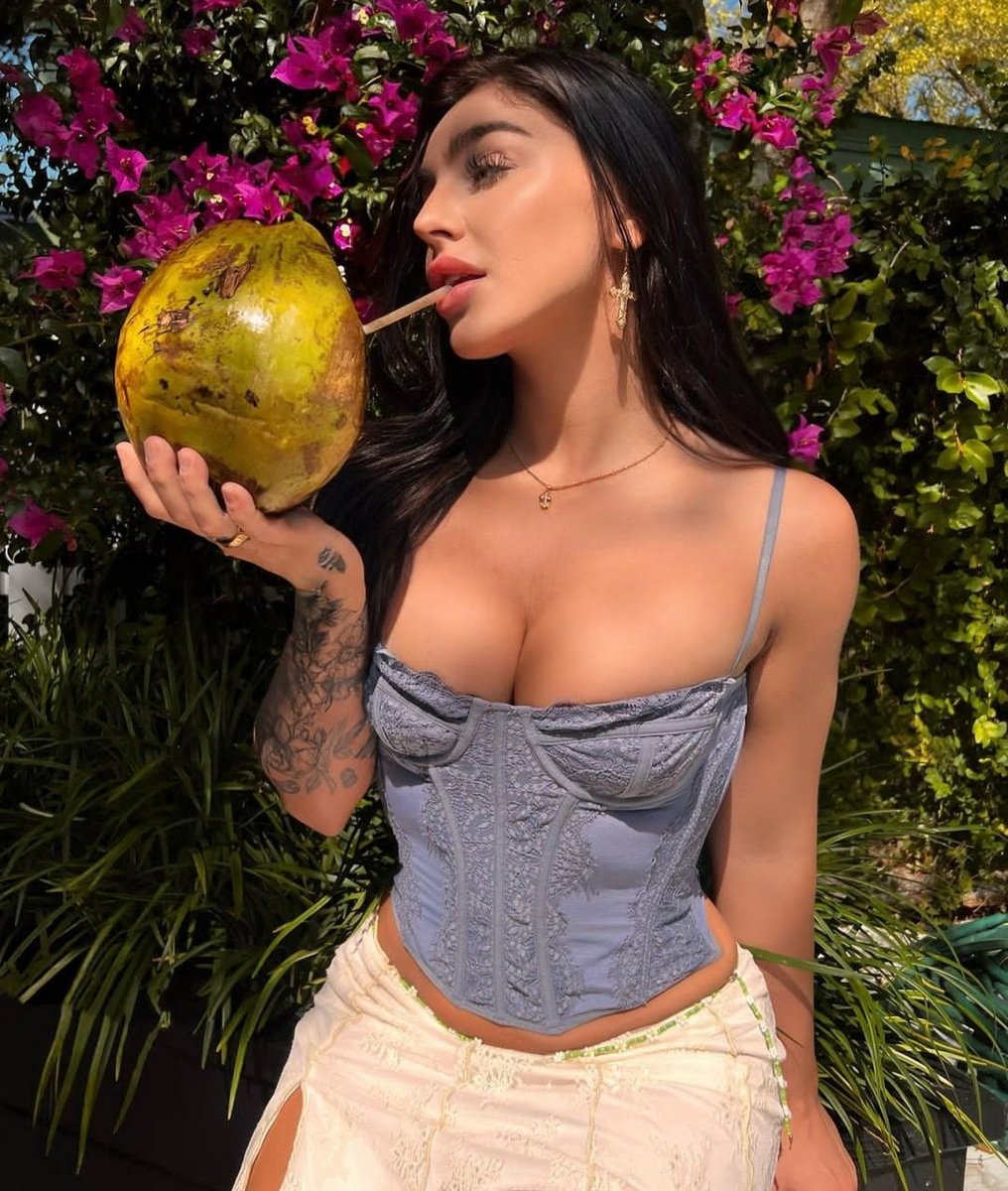 NotEmJR's tweet photo. What nice melons... ooops i mean coconuts https://t.co/dS2reyAcjm