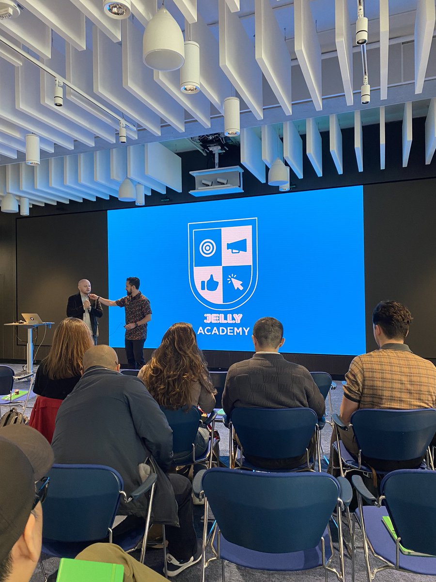 Kicking things off at #SocialPacific with an #SEO workshop 
<a href="/Social__Pacific/">SocialPacific</a> @dariankovacs <a href="/JellyMarketing/">Jelly Marketing</a>