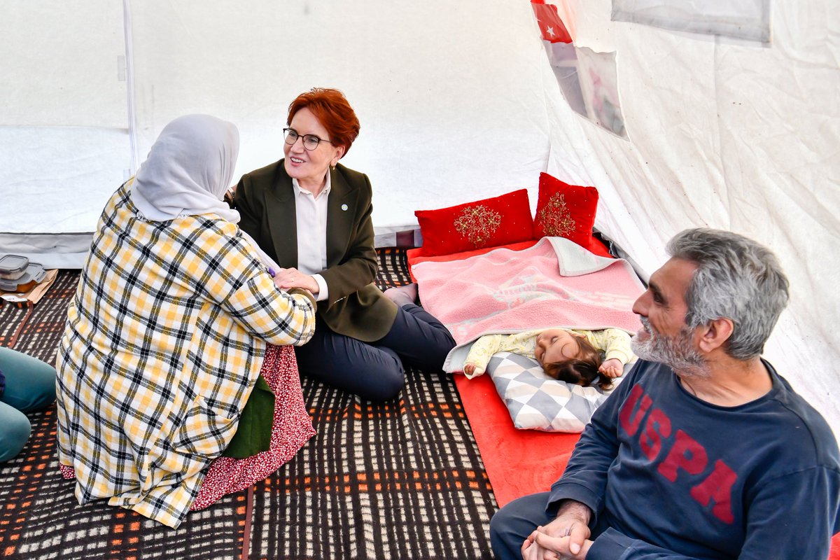 meral_aksener's tweet photo. Bugün Adıyaman’da;

Arka sokakları gezdik, enkazların görünmeyen yüzünü gördük, vatandaşlarımızın duyulmayan sesini dinledik. 

Cehenneme çevrilen şehirlerimizi, birer cennet bahçelerine dönüştürmemize sadece 44 gün kaldı... https://t.co/2r2ABqa1wY