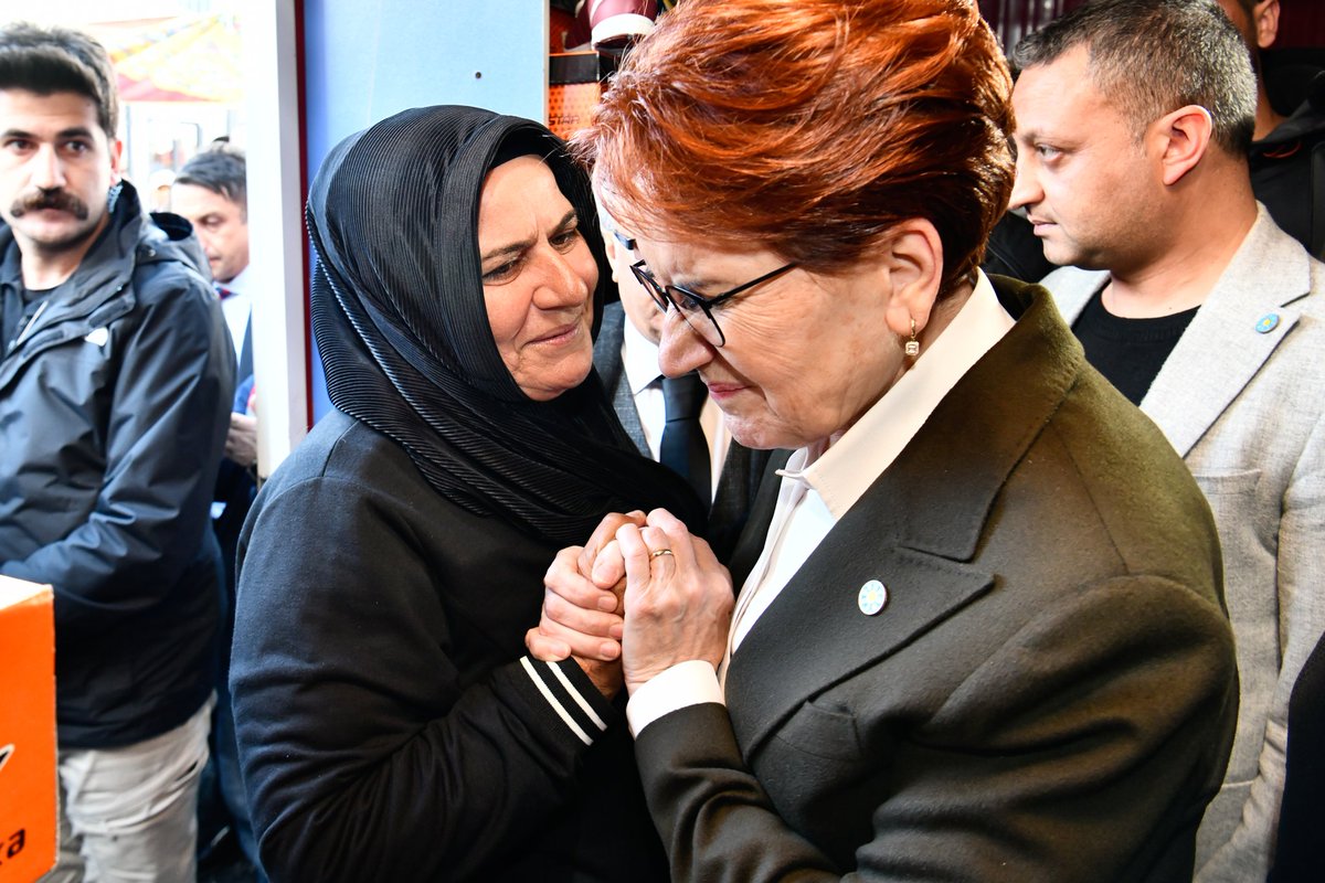 Bugün Adıyaman’da;

Arka sokakları gezdik, enkazların görünmeyen yüzünü gördük, vatandaşlarımızın duyulmayan sesini dinledik. 

Cehenneme çevrilen şehirlerimizi, birer cennet bahçelerine dönüştürmemize sadece 44 gün kaldı...