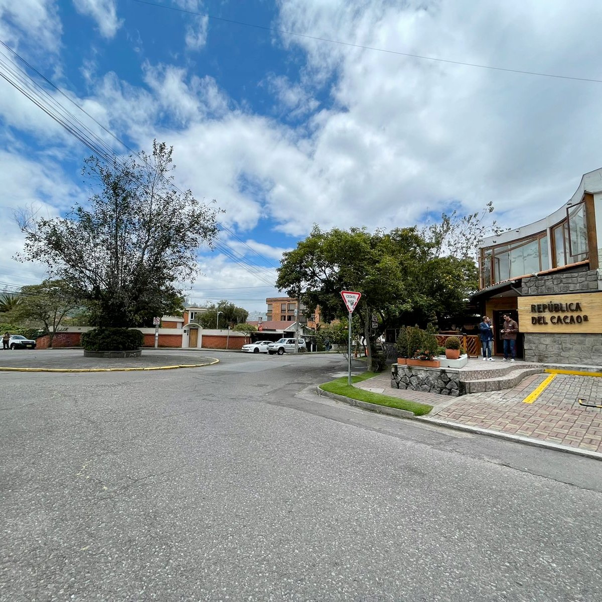 Nuestro nuevo adoptante, <a href="/RepdelCacao/">República del Cacao</a> se compromete a:

❇️Dar mantenimiento de jardineras y pintura de bordillos
❇️Reponer plantas en caso de daños o hurtos
❇️Regenerar el espacio adoptado con la colocación de una pileta

#PorUnQuitoDigno
<a href="/santiguarderas/">Santiago Guarderas</a>