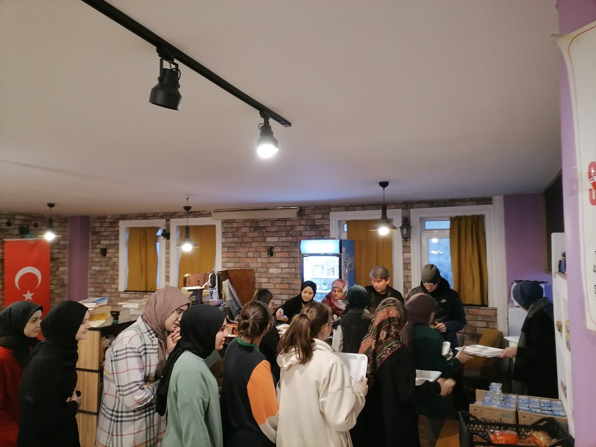 MGKitapKahve's tweet photo. MG Kitap Kahve'de Askıda iftar programı
#Askıdaİftar

Sizlerde bir öğrencimizin iftarını üstlenmek ister misiniz? 

1 kişilik iftar bedeli sadece 80₺'dir. https://t.co/Vc2VzK4ulb