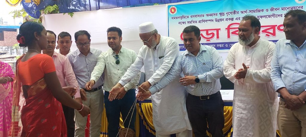 পীরগঞ্জে ক্ষুদ্র নৃগোষ্ঠীর মাঝে ভেড়া বিতরণ