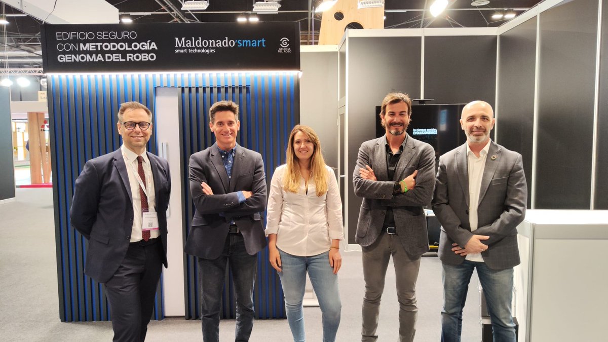 DOMObyINDALSU's tweet photo. 👉Antonio Domínguez y Carles Moliner, junto con el equipo de Maldonado smart: Andreu Maldonado Macho, Vanesa Moyano y Ángel Olleros
En su stand de @rebuildexpo ha estado integrada nuestro sistema #DOMOSECURITY.
#UnMundoInteriorAlQueMirar #SistemasDOMO #REBUILD2023 https://t.co/O4Ws9avdHO