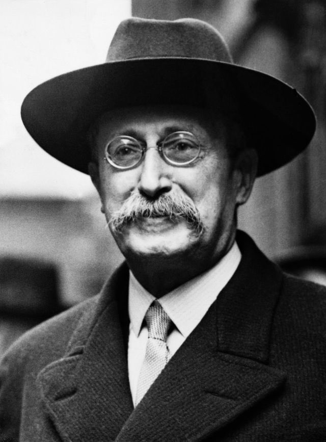 Il y a 73 ans , le 30 Mars 1950, #LeonBlum disparaissait . Toute sa vie héroïque , il a subi l’antisemitisme et la haine de son socialisme .  Voila ce qu’écrivait Maurras ds L’Action Française , en 1935. « Blum est  un Juif allemand naturalisé , un monstre de la République