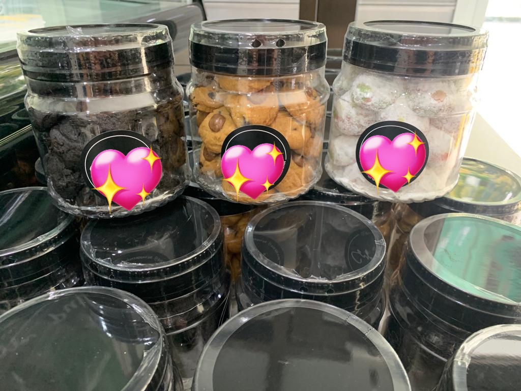 sissykwul's tweet photo. Dark/signature cookies (1st pic)
RM23 sebalang total dalam 28/29 pcs centu la. 2balang RM45. 

Kuih arab (2nd pic) pls korang kena try yg ni sedap tak tipu! RM30 - 33-35biji. Beli 2 RM60 oh btw

Any 2 of these dpat freegift kotak cantik tu ye. https://t.co/8hMqDWww2b