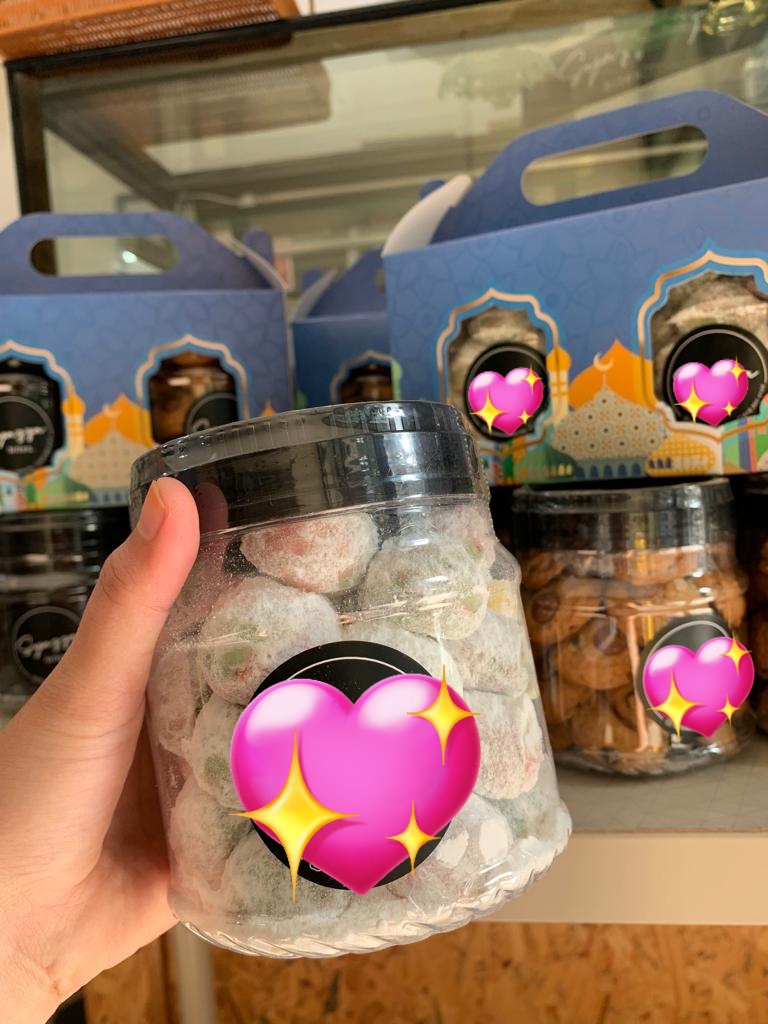 sissykwul's tweet photo. Dark/signature cookies (1st pic)
RM23 sebalang total dalam 28/29 pcs centu la. 2balang RM45. 

Kuih arab (2nd pic) pls korang kena try yg ni sedap tak tipu! RM30 - 33-35biji. Beli 2 RM60 oh btw

Any 2 of these dpat freegift kotak cantik tu ye. https://t.co/8hMqDWww2b
