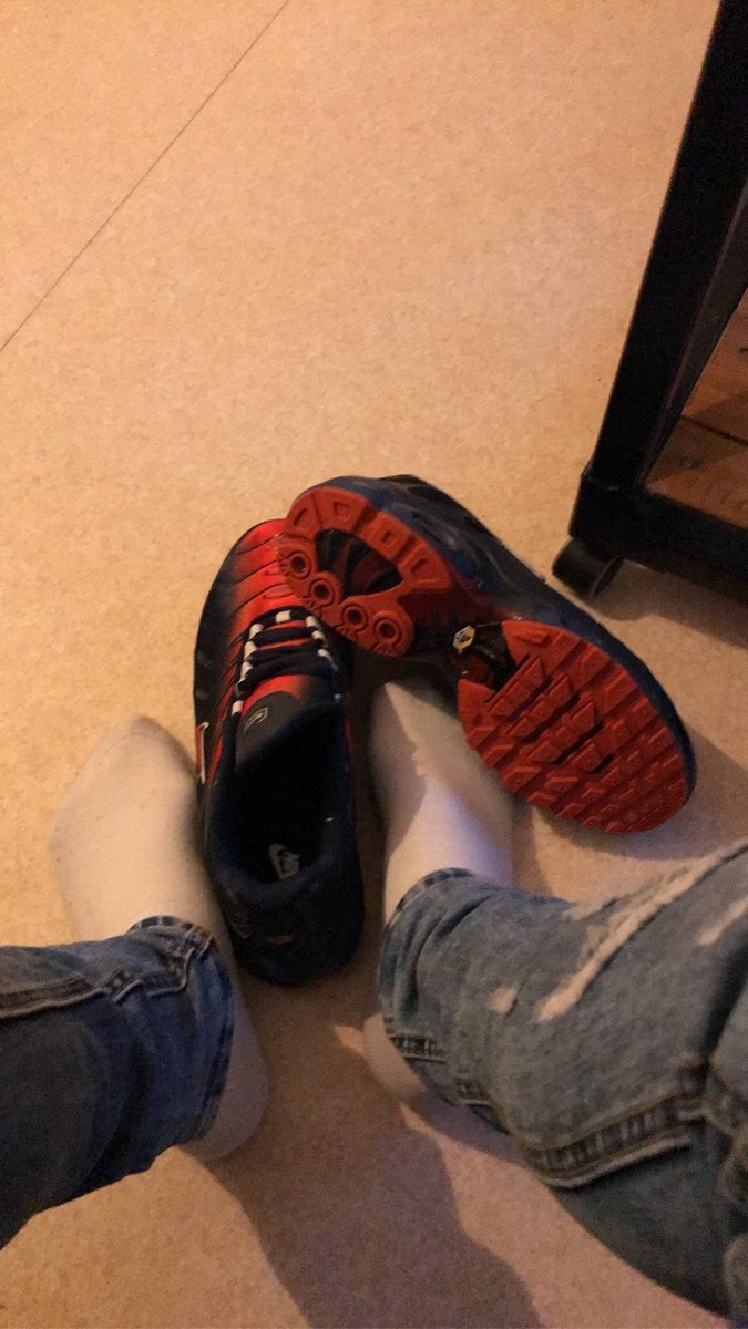 RT si tu aimerais être à mes pieds 🥵👟🧦
#kiffeur #kiffeurtn #gaykiffeur #cho7