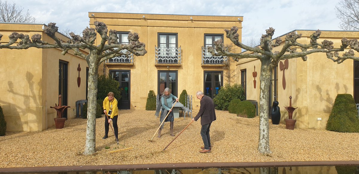 Unieke kans om dag op <a href="/DeTempelhof/">DeTempelhof</a> in Winssen te zijn. De kunstenaars van ons symbool Huub en Adelheid Kortekaas zoeken vrijwilligers voor hun monumentale tuin. Ze deden het tot nu zelf, maar op hun leeftijd (75 en 88) is hulp fijn! Mail detempelhof@huubenadelheid-kortekaas.com