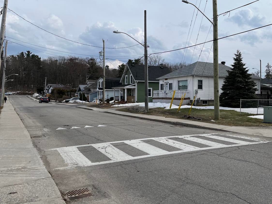 Brockville #ThenAndNow. Cedar St 1968 and 2023.

Much of today's Brock Trail occupies space once used for rail lines, including this branch section connecting to St. Lawrence Park. 

#ThrowbackThursday #XBR <a href="/BrockvilleON/">City of Brockville</a>