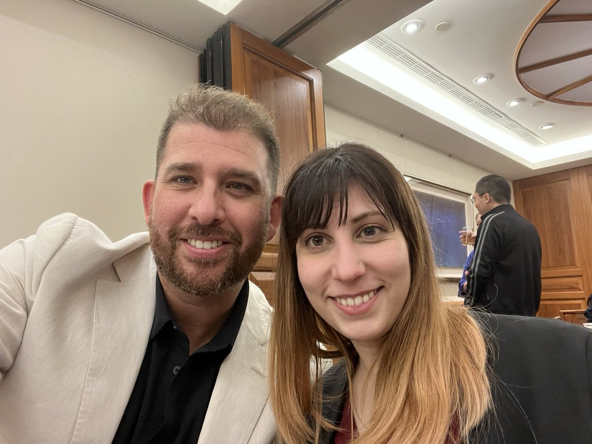 MartaeYuu's tweet photo. Conocí a otro científico de exosomas en Taiwan. Aunque es Chileno y vive en Australia xD Dice que le sigais en twiter si os gusta la ciencia y que es muy guapo @cfsalomo https://t.co/BQetkGiRTp