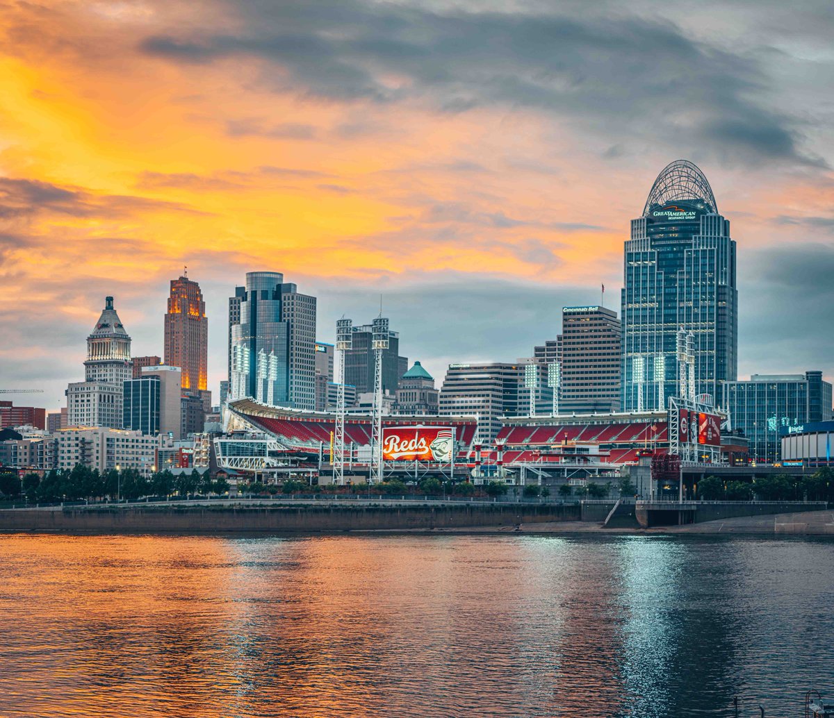 GrowCincyUSA's tweet photo. Opening day in Cincinnati! ⚾🔴⚪ @Reds 

#RedsOpeningDay #CincinnatiReds #Reds #MLB #FindlayMarketParade #CincyRegion #REDISetGo https://t.co/6a9qENzTT4