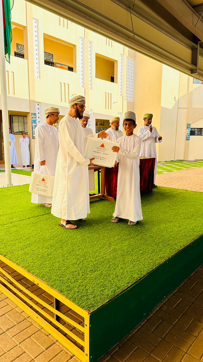 EduGovNsq6103's tweet photo. وُزِّعَتْ اليوم جوائز مسابقة عبدالرحمن بن أبي بكر الرمضانية لهذا الأسبوع.
بلغ عدد الذين أجابوا إجابة صحيحة 271 طالبًا، حيث تم توزيع جوائزها لخمسة وعشرين طالبًا من جميع الفصول.
بارك الله تلك الجهود ووفقها https://t.co/OGSf45MxBh