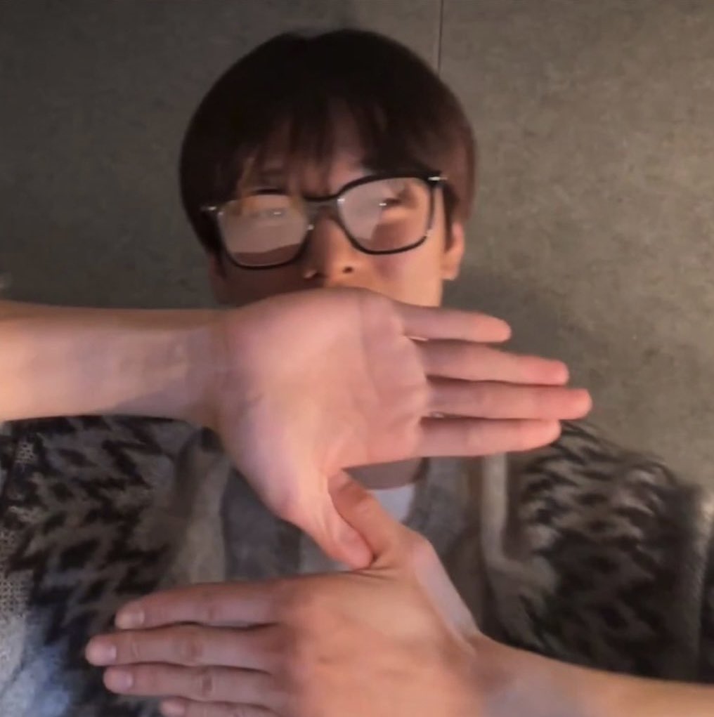 juyeon's 인갱내컷 (4-cut photos) pose recommendations 📸 

he also suggested to do a funny and weird pose for the last one 😆

#JUYEON #주연 #더보이즈