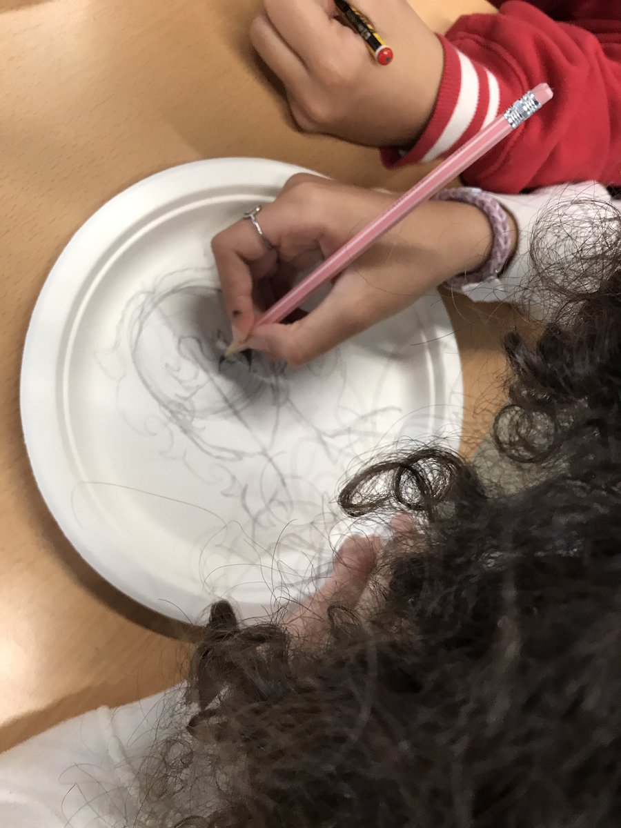 raul_azanon's tweet photo. Celebramos en @EscuelaIdeo la actividad de cierre de nuestra #VIIISemanaDelArte Con “Te” de #ValorARTE. Más de 1000 retratos realizados en platos, idea inspirada en el artista Carlos Aires. #Aleis #BLRabogados #Estudiomh10 @viajeteca_net @FundEscuelaIDEO https://t.co/PafpksySVJ