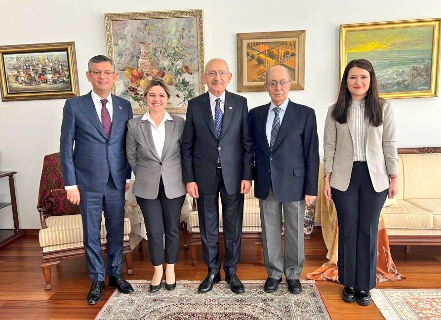 eczozgurozel's tweet photo. Genel Başkanımız, Cumhurbaşkanı Adayımız Kemal Kılıçdaroğlu'nun 10’uncu Cumhurbaşkanımız Sn. Ahmet Necdet Sezer'i ziyaretlerine eşlik ettik.

Sn. Cumhurbaşkanımızdan görev süresine ilişkin tecrübelerini ve ülkemizin durumuna ilişkin görüşlerini dinlemekten büyük onur duyduk. https://t.co/OWB6hQPbA8