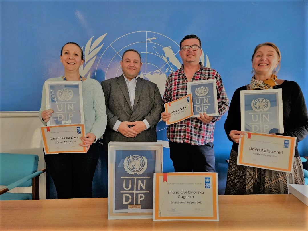 UNDPMK's tweet photo. Today is an Employee Awards day in UNDPМК. Congrats colleagues, thank you for the contribution you make every day in a meaningful way.
Lidija Kalpachki - Rookie of '22
Biljana C. Gugoska - Employee of '22
Naumche Tashovski - Team Player of '22
Katerina Georgieva - Busy Bee of '22 https://t.co/BO4I11gXmv
