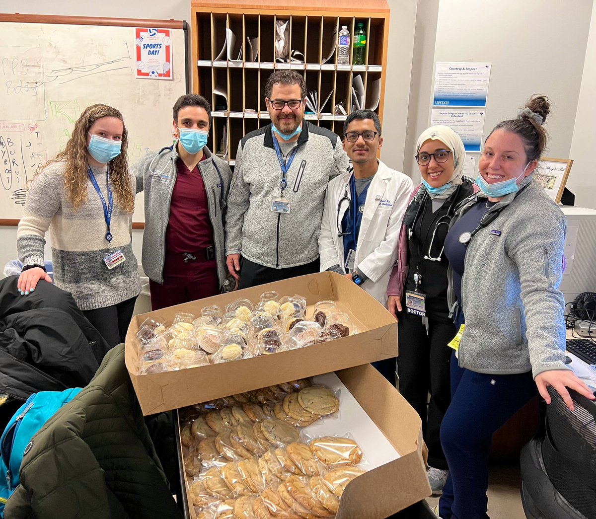 When the Chief Hospitalist brings the Medicine Department cupcakes and cookies 🍪 🧁 🍪 🧁 🍪 🧁 Happy Doctors’ Day ✨🩺✨@UpstateNews @UpstateIM_Res #MedTwitter #DoctorsDay  @MarounBouZerdan