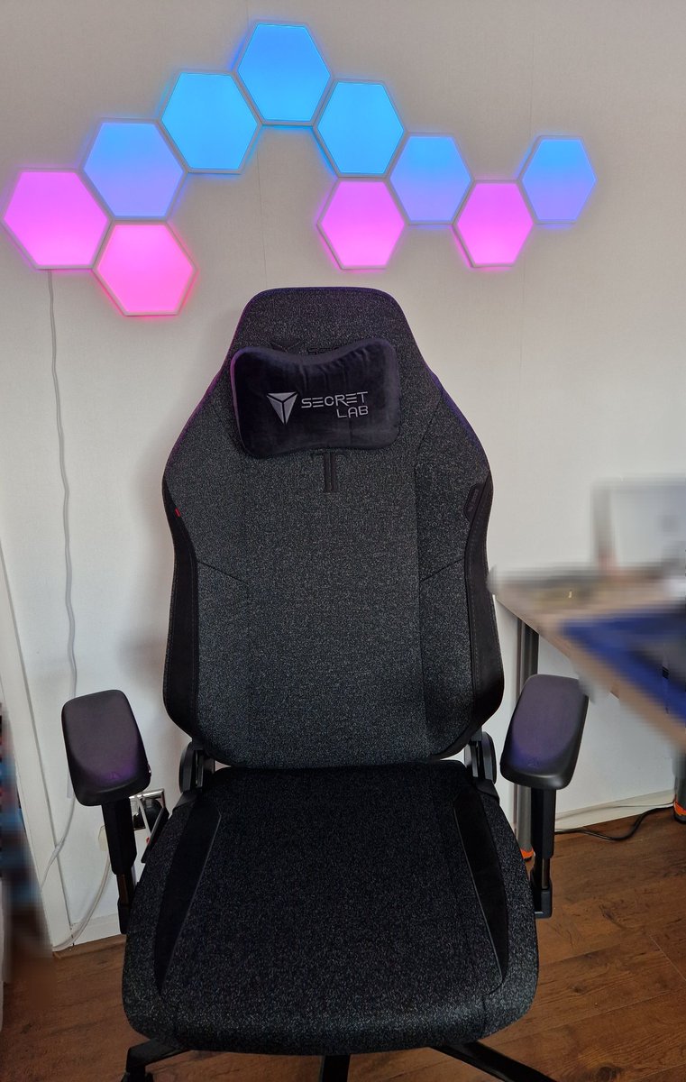 LPinner's tweet photo. Loving the new chair #secretlab https://t.co/VZyHlI4sKb