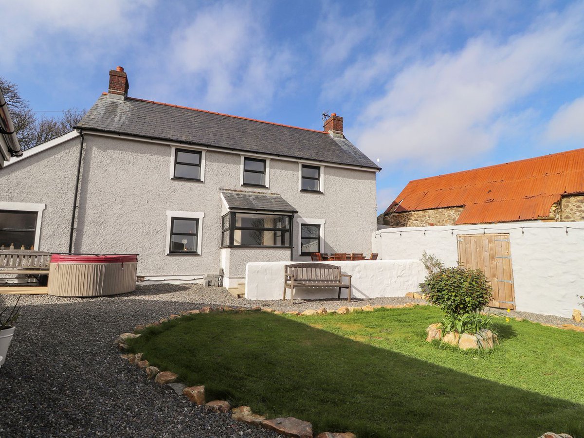 welsh_cottages's tweet photo. 🥰 LAST MINUTE EASTER HOLIDAY OFFER! 🥰

For a last minute Hot Tub Easter get-away, book Clawddcam!

Offering a 20% discount for w/c 31st March &amp; 7th April, Clawddcam sleeps 8 in 5 bedrooms &amp; is dog friendly!

BOOK TODAY for a Pembrokeshire adventure!
 
➡️ https://t.co/FMUQOXTfOO https://t.co/9ysj3lqxYg