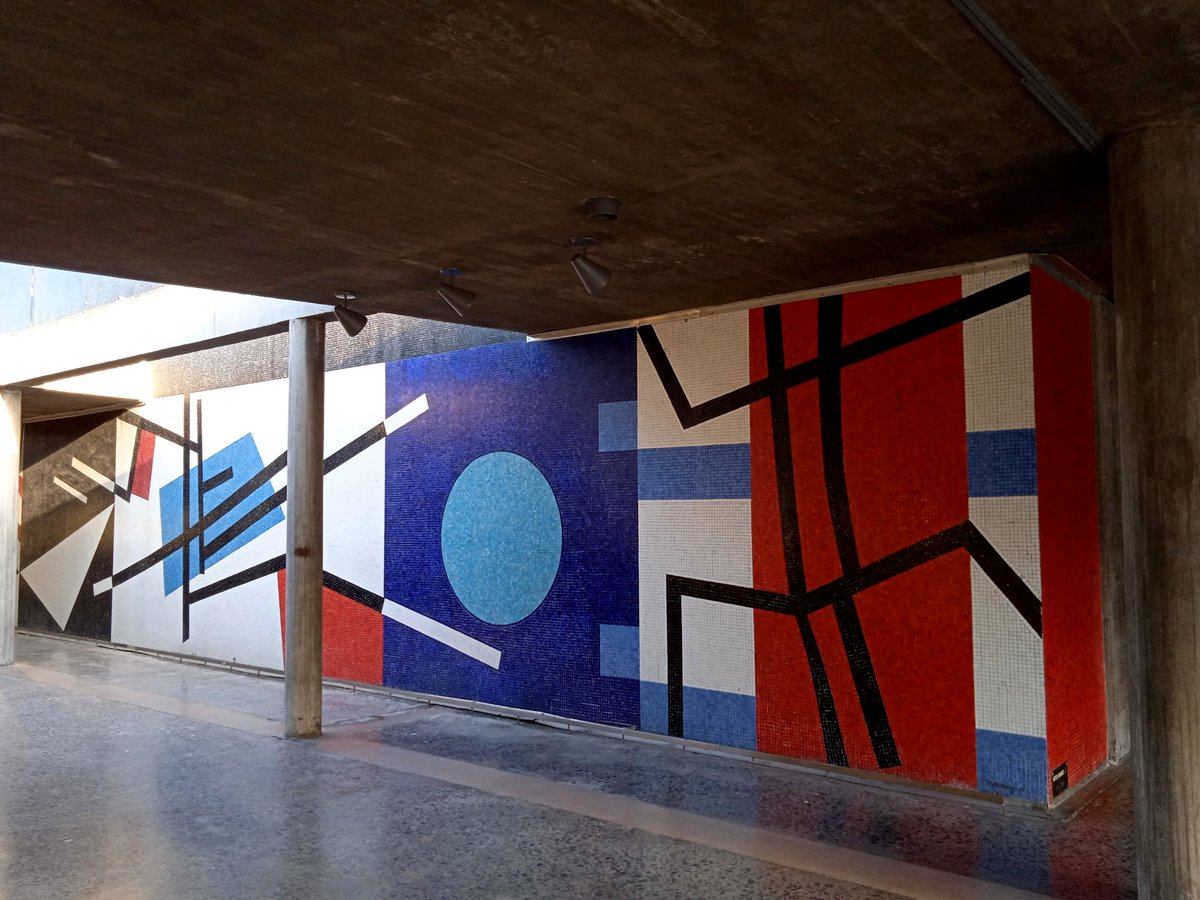 Edcruzideas's tweet photo. #arquitectura 
"Mural", 1954. Obra del artista plástico Mateo Manaure dentro del proyecto de Síntesis de las Artes del arquitecto Carlos Raúl Villanueva, en Ciudad Universitaria de Caracas; con influencias  del Suprematismo de Malévitch. 
#artemoderno #photography #Caracas #UCV https://t.co/AZOYovcQn7