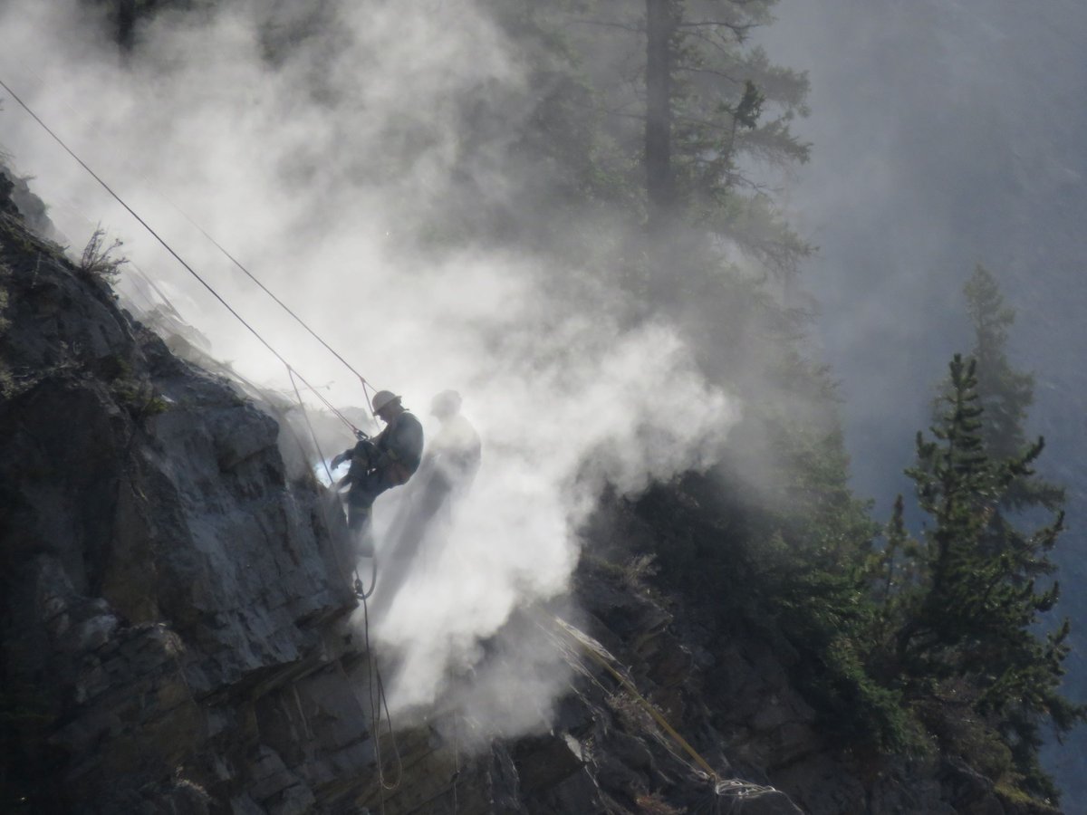 ttrockeng's tweet image. In this #viewfromthefield rope access contractors are conducting rock slope remediation work including hand scaling and trim blasting monitored by #TetraTechRockEngineering field engineers

#TetraTech #LeadingwithScience #rockmechanics #rockengineering