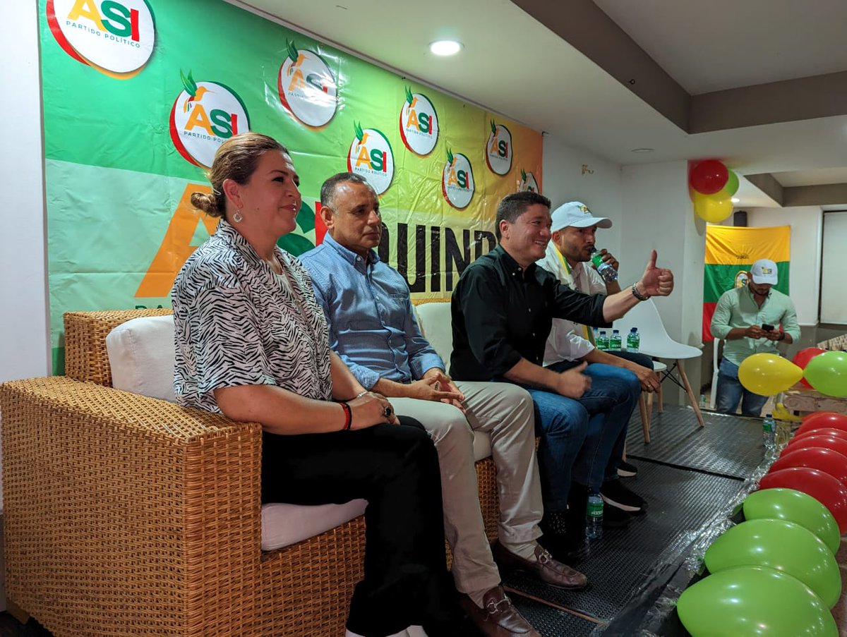 JorgeR_Parra's tweet photo. Gracias al Concejal Jorge Mario Marín Buitrago por la invitación con su equipo de trabajo junto a Rosa Patricia Buitrago Giraldo, juntos lograremos una verdadera transformación. 💪👊

 #Unión #PartidoAsi💛💚❤️#CompartiendoConAmigos #Quindío  #Parra https://t.co/IpJGBKyyaE