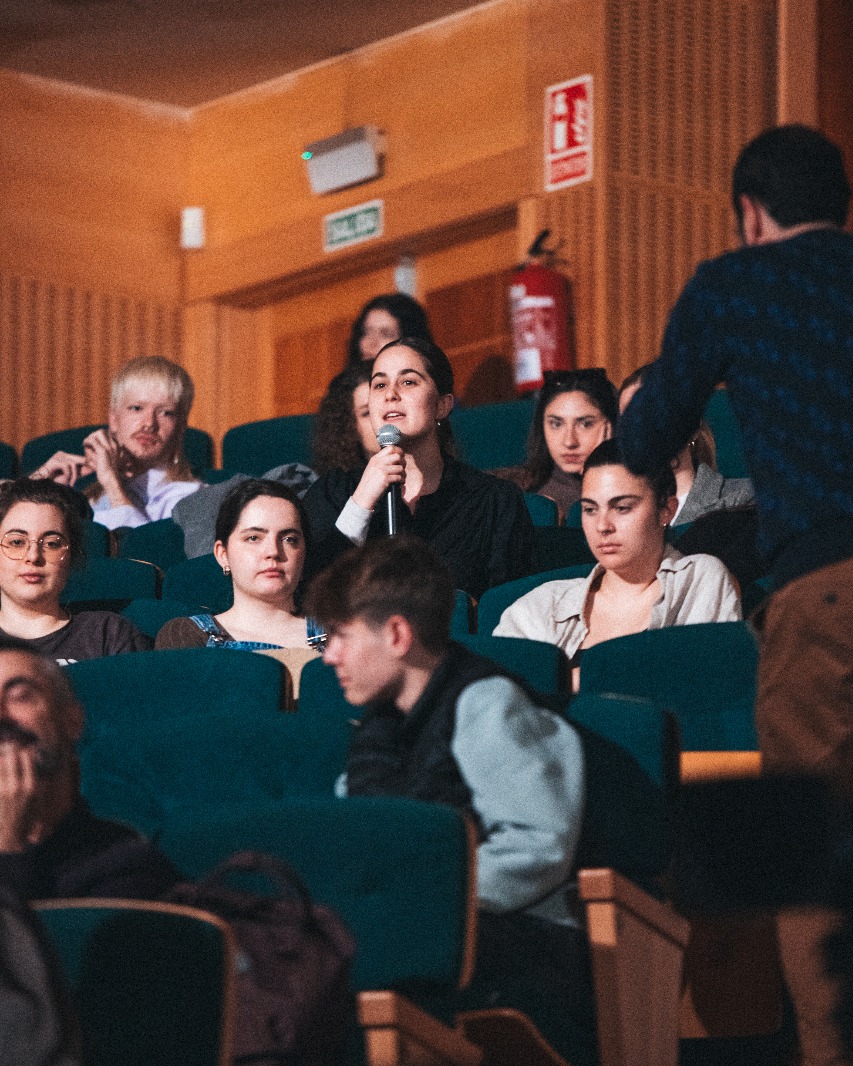 InterplayFest's tweet photo. María Yáñez (@myanllo), da man de Sonia Méndez (@sonia__mendez), abriu a segunda xornada do #Interplay2023 contándolle á xuventude de onde vén a internet que coñecen.

Podedes volver ver o streaming aquí:
https://t.co/XEjnGRXOSC https://t.co/WLlhTmYDwJ