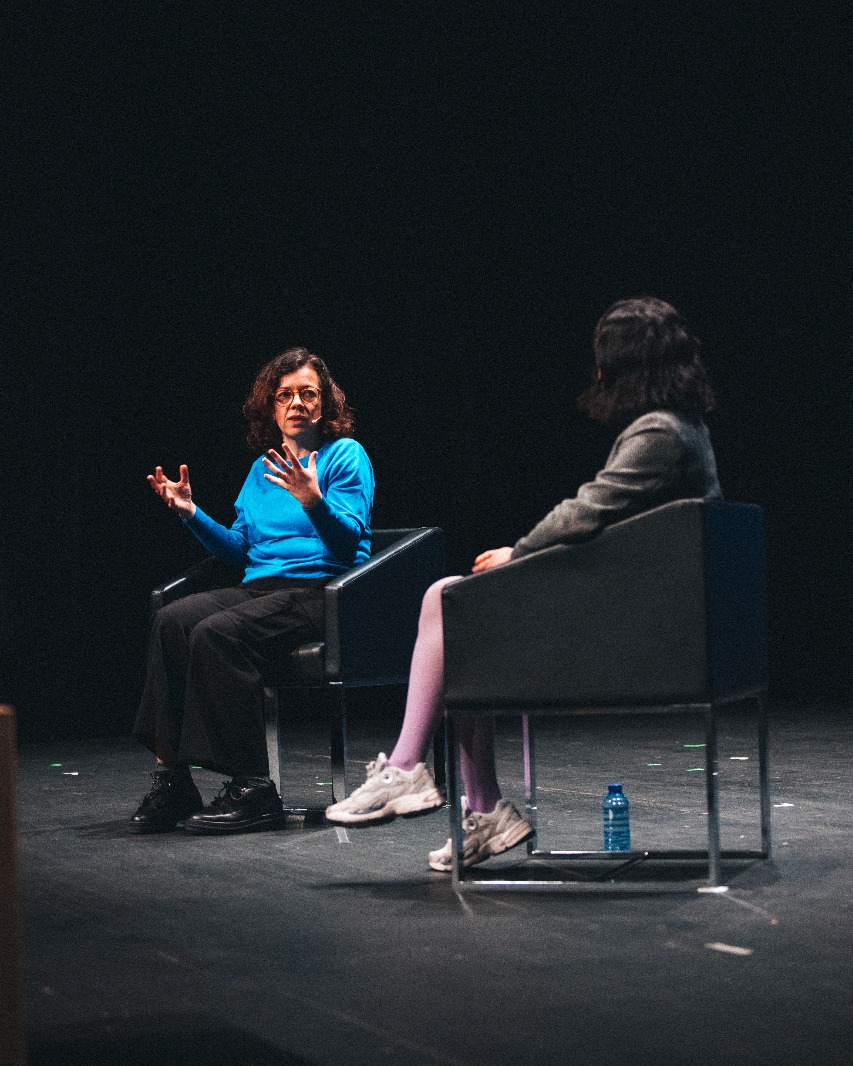 InterplayFest's tweet photo. María Yáñez (@myanllo), da man de Sonia Méndez (@sonia__mendez), abriu a segunda xornada do #Interplay2023 contándolle á xuventude de onde vén a internet que coñecen.

Podedes volver ver o streaming aquí:
https://t.co/XEjnGRXOSC https://t.co/WLlhTmYDwJ