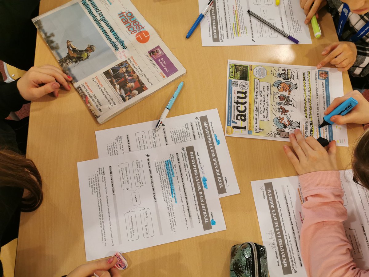 CdiFlers's tweet photo. Séance sur la Une pour les 6emes:on entoure, on surligne, on repère. Prochaine étape, on crée ! #SPME2023 Les 5e, de leur côté, feuillettent les journaux et ont pr mission de résoudre les problèmes proposés. https://t.co/JiGrBvo6Ia