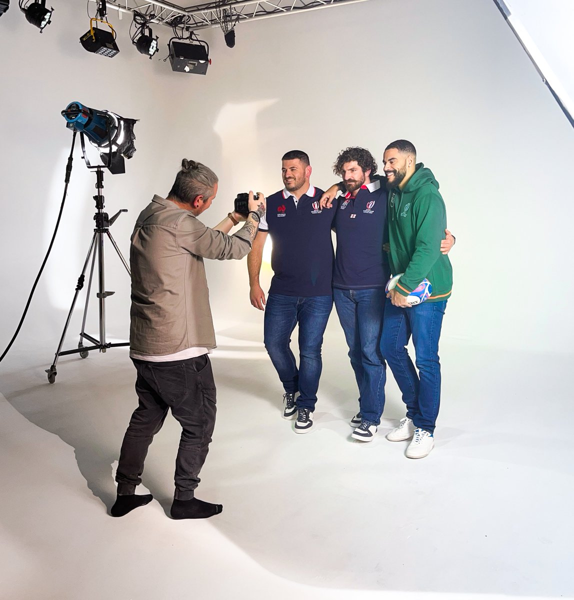 FilmsDissident's tweet photo. Cette semaine sur le plateau la superbe équipe de Super Focus réalise un shooting pour la Rugby World Cup 2023 📸🏉 #photos #shooting #rugbyworldcup #vêtement #sport #filmsdissident #nantes https://t.co/IKqgXBNopX