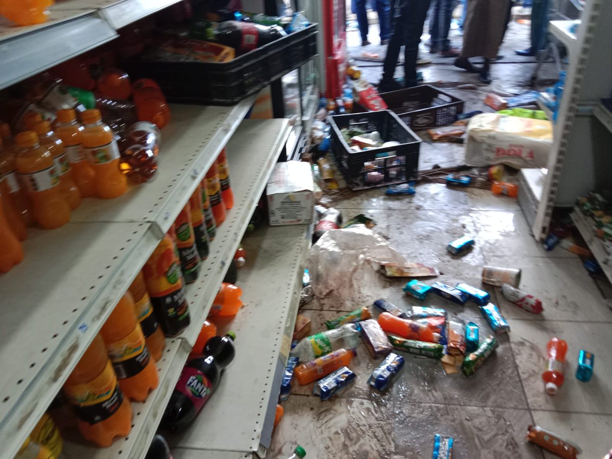 BreakingNewsKE's tweet photo. MAJOR clash between police and protesters in Kisumu after they started looting shops; supermarket, kiosks broken into. https://t.co/tKCKk8oJ1y