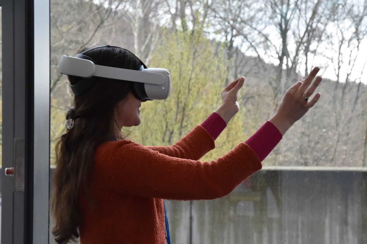 EMBLEvents's tweet photo. Have you checked out the VR exhibit at #VIZBI? Don't miss out on this fun experience!💚🤖 https://t.co/JoZ5FRRHIf
