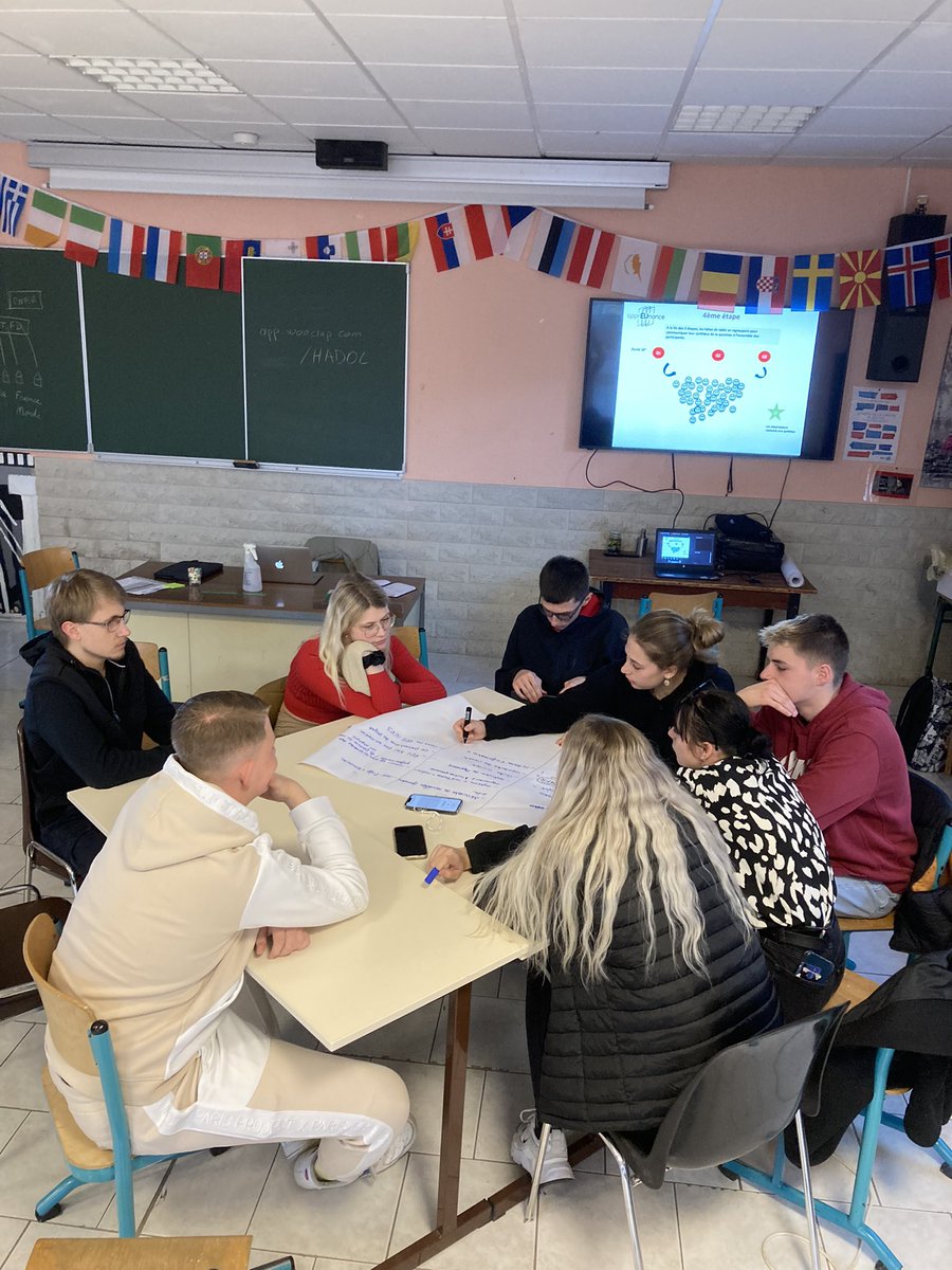 PhilipRistord's tweet photo. Le programme @EUErasmusPlus ApprEUnance coordonné par @mfr_officiel se poursuit en donnant la parole aux alternants des 6 pays partenaires. Ici à la MFR d’Hadol. Comment j’apprends? où j’apprends ? Prise en compte des apprentissages formels informels et non formels https://t.co/3t8dLebmO1