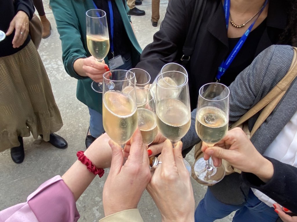ginadetera's tweet photo. Avui hem celebrat el comiat del #RectorUOC, Josep A. Planell com es mereix: amb cava i alegria!  
👏🏻👏🏻👏🏻👏🏻👏🏻👏🏻👏🏻 https://t.co/Ruht0UTwab