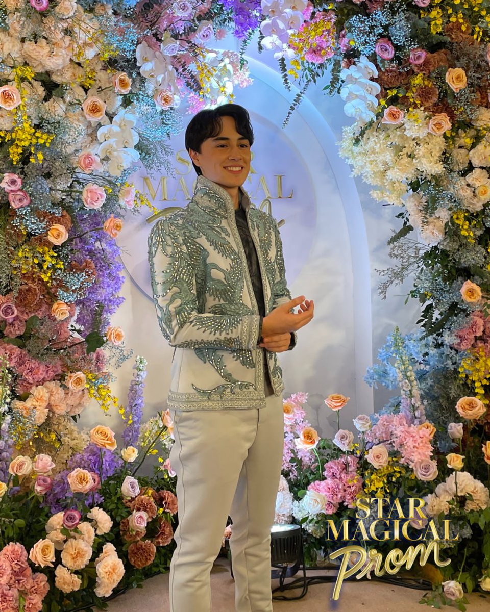 ABSCBN's tweet photo. Edward Barber is the host of the #StarMagicalProm2023 program. 

WATCH #StarMagicalProm2023 here: https://t.co/fcoYMf5xsG https://t.co/uxM2ZGc29v