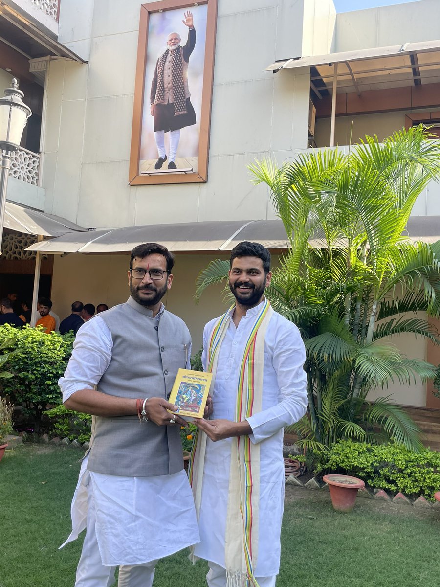 bjpharshvardhan's tweet photo. संघर्षों के साथी बड़े भाई @AbhijatMishr जी को प्रदेश मन्त्री बनाये जाने पर शुभकामनाएँ प्रेषित कीं।

प्रभु श्रीराम से आपके उत्तम स्वास्थ्य एवं दीर्घायु जीवन की कामना करता हूँ। https://t.co/91IR8GCDwf