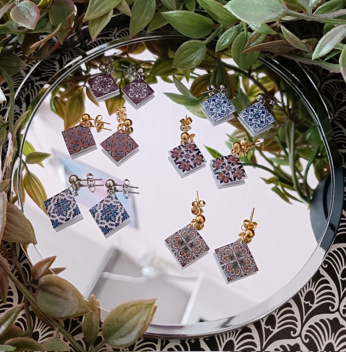 yuwucraft's tweet photo. Holi a todos, este sábado sacaré mi nueva linea de pendientes de...

✨PENDIENTES DE BALDOSAS TÍPICAS ESPAÑOLAS OLE OLE ARSA TACONEO✨

Ahora que se acerca el verano y la feria de abril os tenéis que poner todes precioses ❤️

Si le dais RT os como la cara ✨✨❤️ https://t.co/xb6WLkpQey