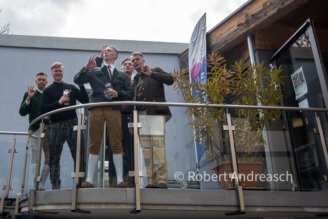 An der Veranstaltung von Abtreibungsgegner_innen der #CSU u. #CDU im Hansa-Haus #München (25.3.2023) nahmen bekannte Neofaschisten (z.B. von "Revolte Rheinland") &amp; Burschenschafter teil.Sie posierten dort mit "White Power"-Gesten. Kommt dazu eine Stellungnahme, <a href="/CSU/">CSU</a>, <a href="/KKV_direkt/">KKV-Bundesverband</a>?