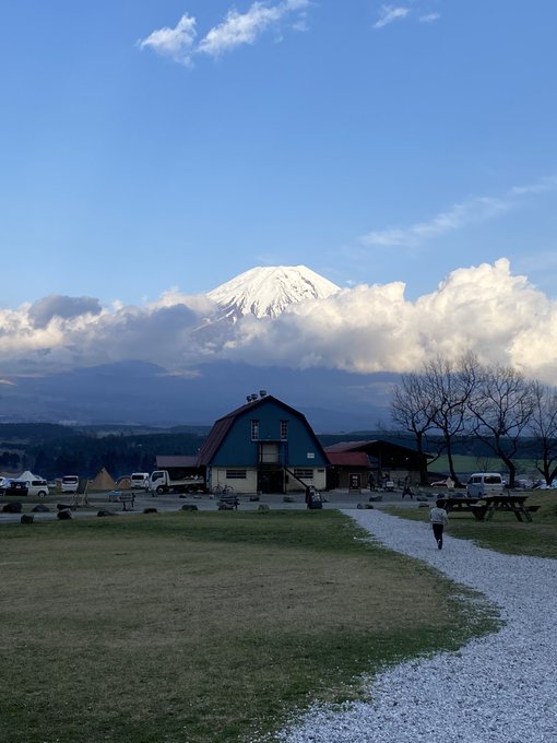 富士山が雄大で撮った1枚。でも右下の少年の躍動感も素晴らしくて何気に気に入ってる。題名富士山と少年の俺物語。 