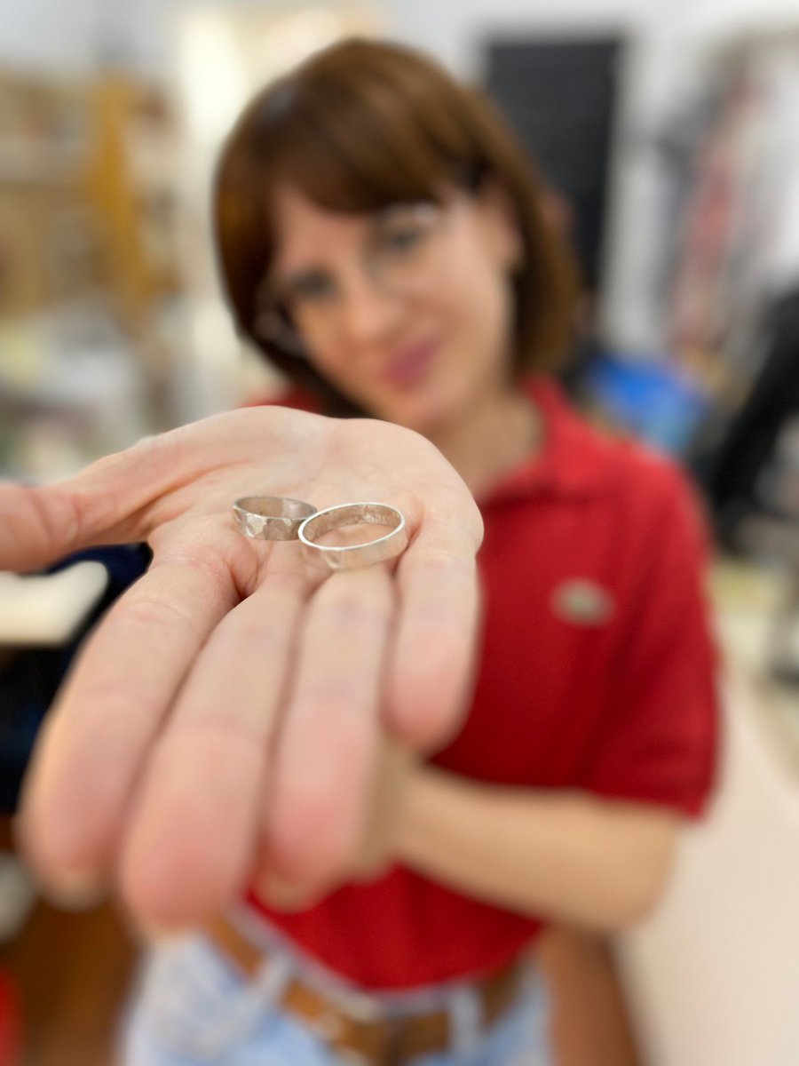 Que bonic veure la <a href="/CharliiePee/">Charlie Pee</a> preparant el seu divorci! Avui ha fet les aliances a <a href="/JuiaJewels/">Juia Jewels</a> 💔💍